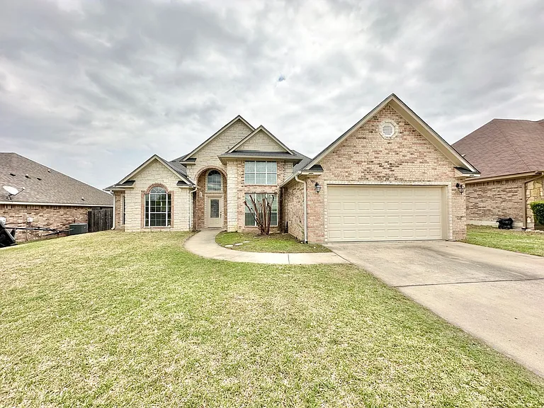 705 Marshall Dr — Photo 2