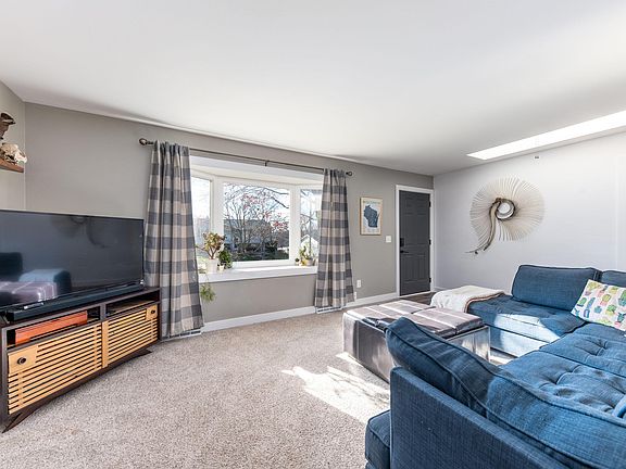 3rd image of 1510 Larkspur Ln