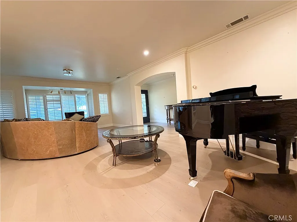 4 bed, 3704 sqft, $10,800 — Photo 4