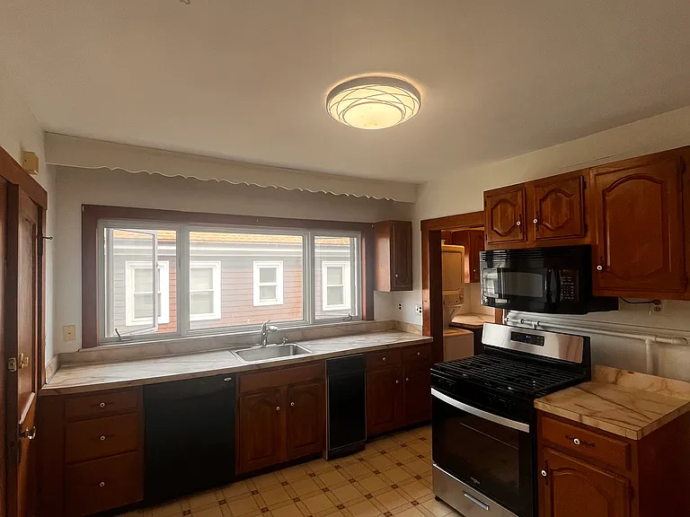 468-470 Gallivan Blvd #2 — Photo 8