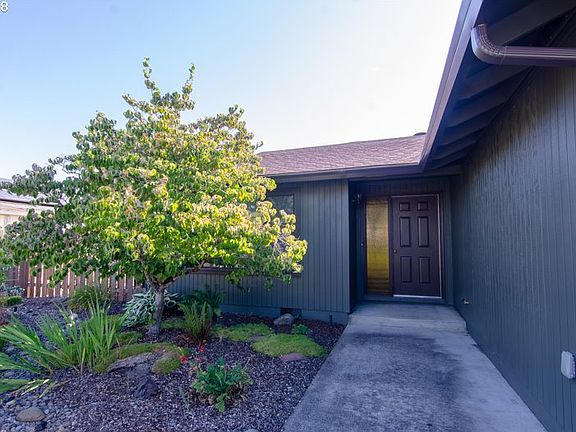 5th image of 2068 SE 55th Ave