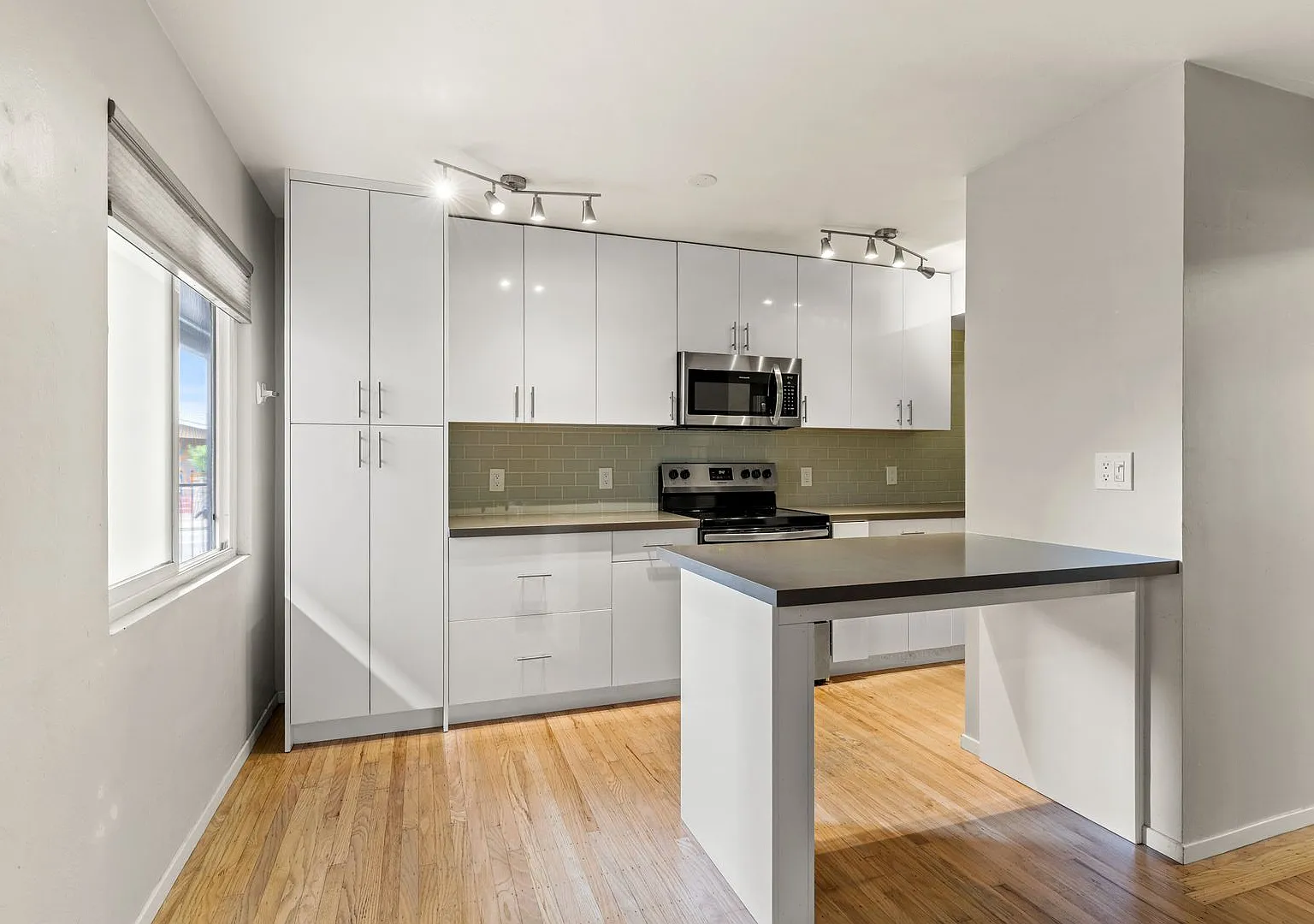 Modern Renovated 1-Bedroom in Oakland | Designer Kitchen & Gated Community — Photo 4