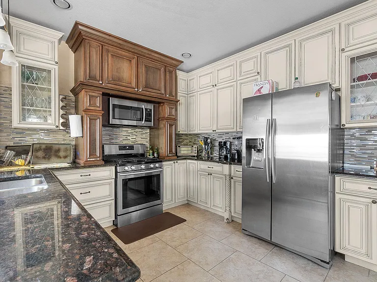 4001 Roswell St — Photo 28