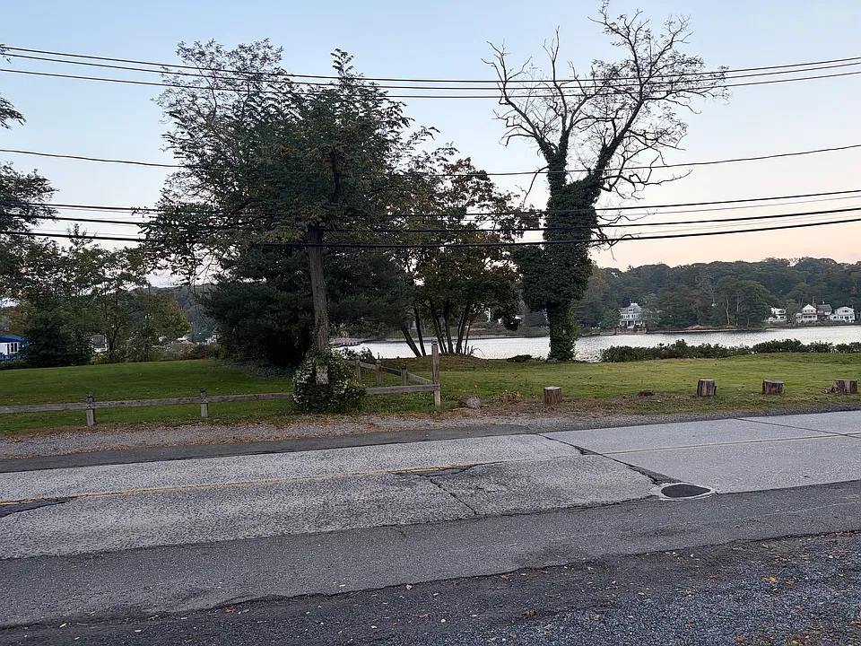 Centershore Rd