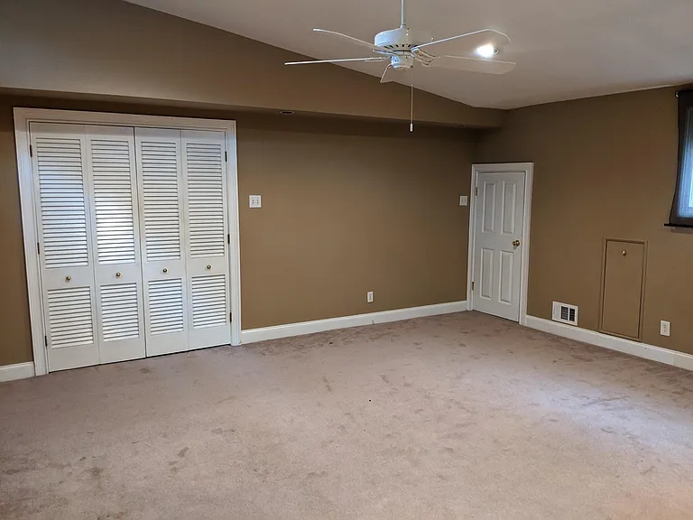 Upstairs Master Bedroom 22x24 ft.