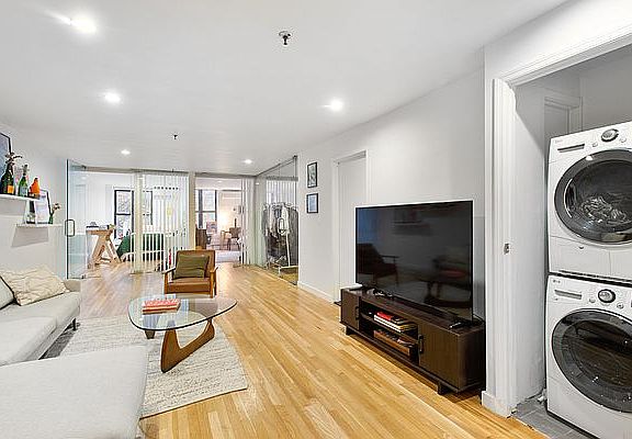 5th image of 146 W 28th St APT 6E