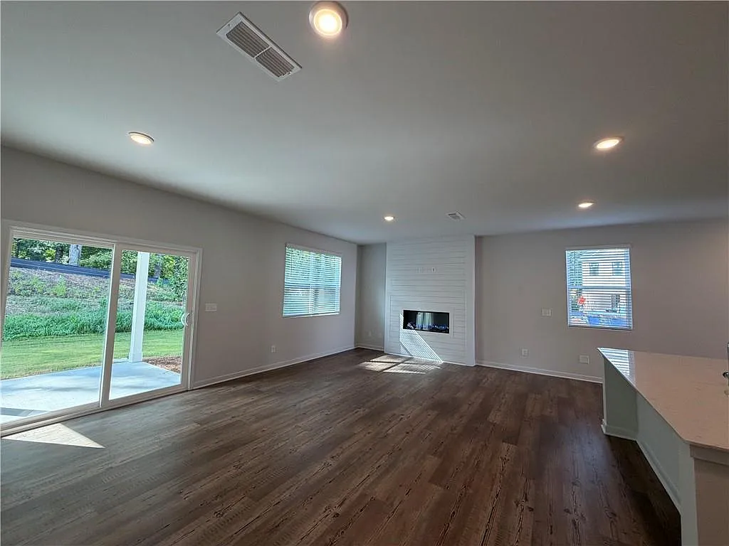 3 bed, 2.5 bath, 1850 sqft, $2,250 — Photo 4