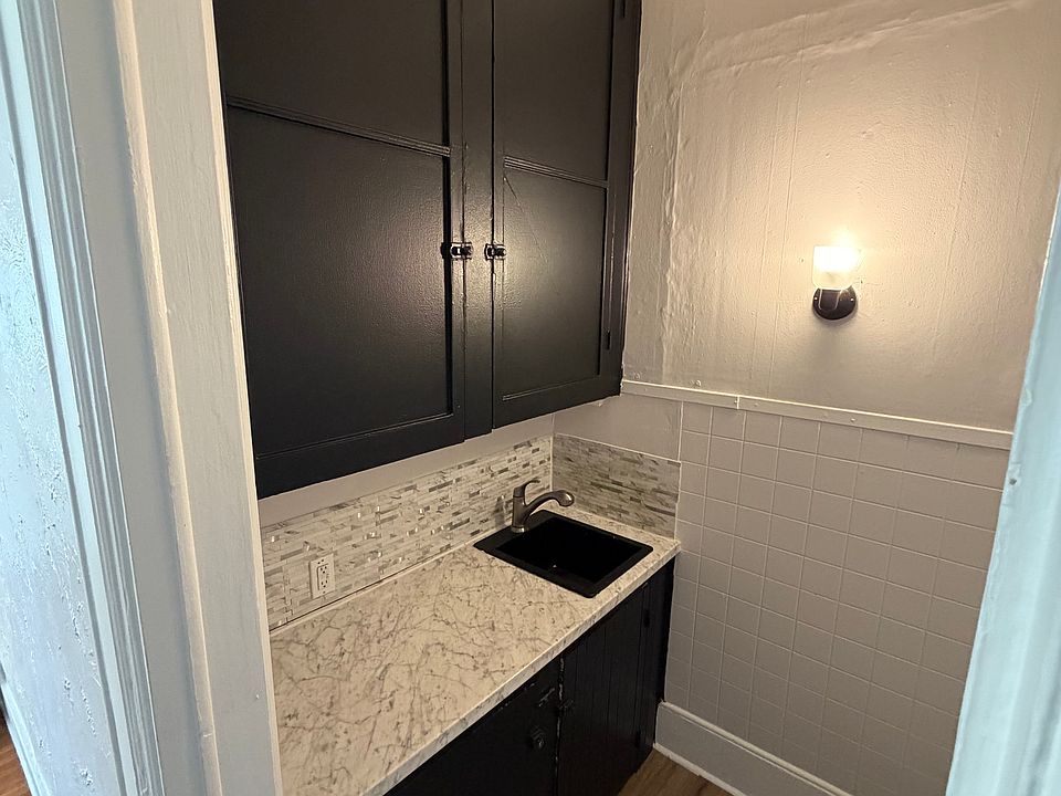 1st image of 264 Alexander St #6