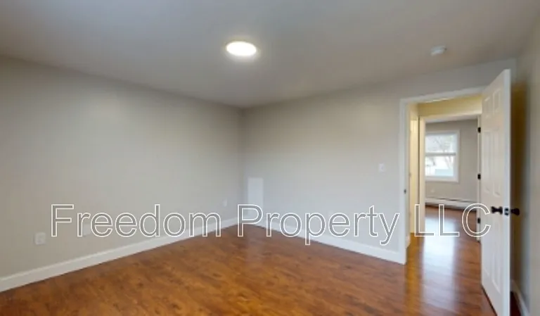 569 Center St #7 — Photo 5