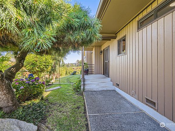 Front entrance>
