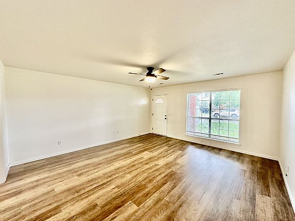 4th image of 802 E Kara Ln