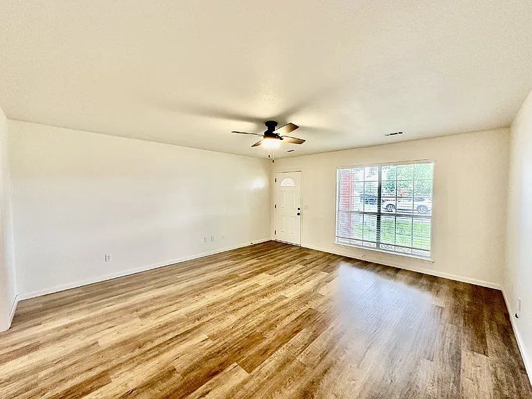802 E Kara Ln — Photo 4