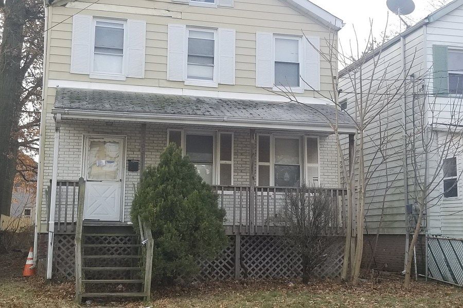 2nd image of 102 W Cherry St