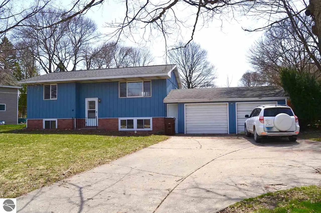 395 Sunnyside Dr photo 1