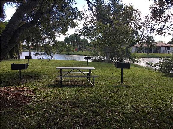 5th image of 140 Lakeview Dr APT 204