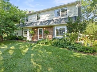 7 Squirrels Heath Rd, Fairport, NY 14450