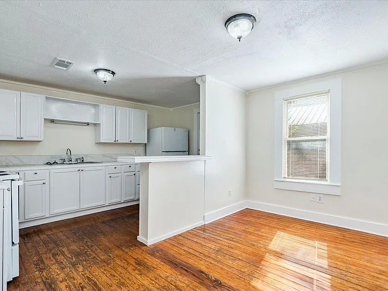 208 W Lockhart St — Photo 7