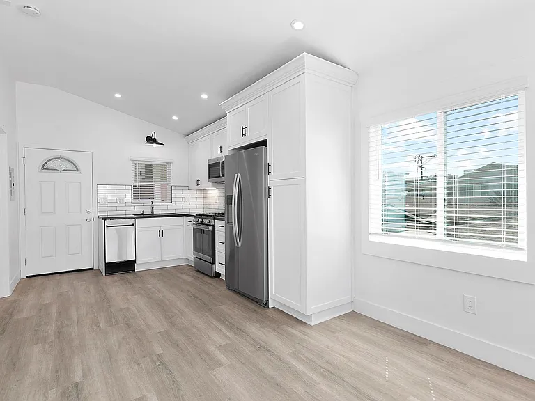 802-812 El Carmel Pl #808 — Photo 4