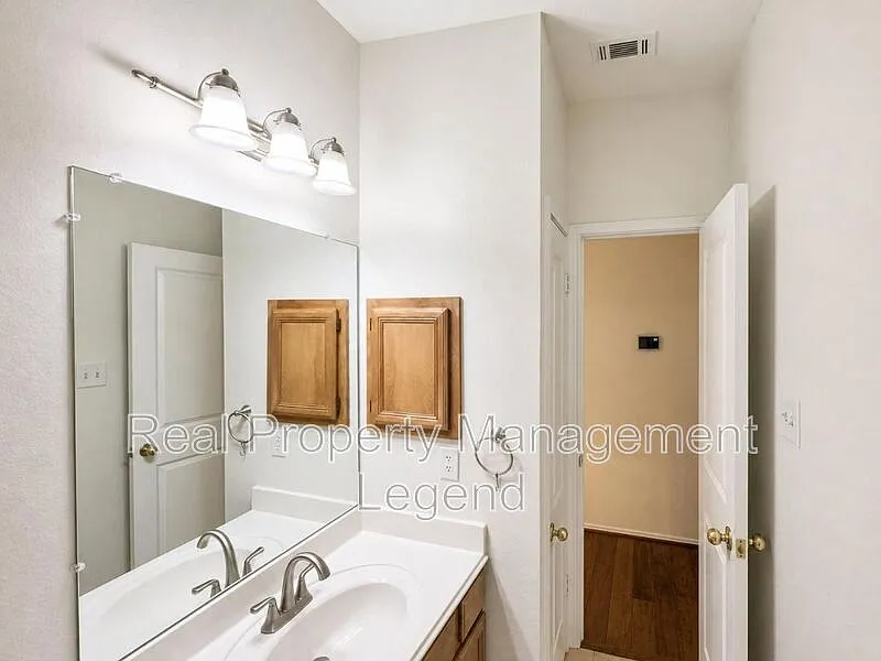 3 bed, 2.0 bath, 1978 sqft, $2,550 — Photo 4