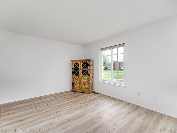 5th image of 685 E Fox Hills Dr #67