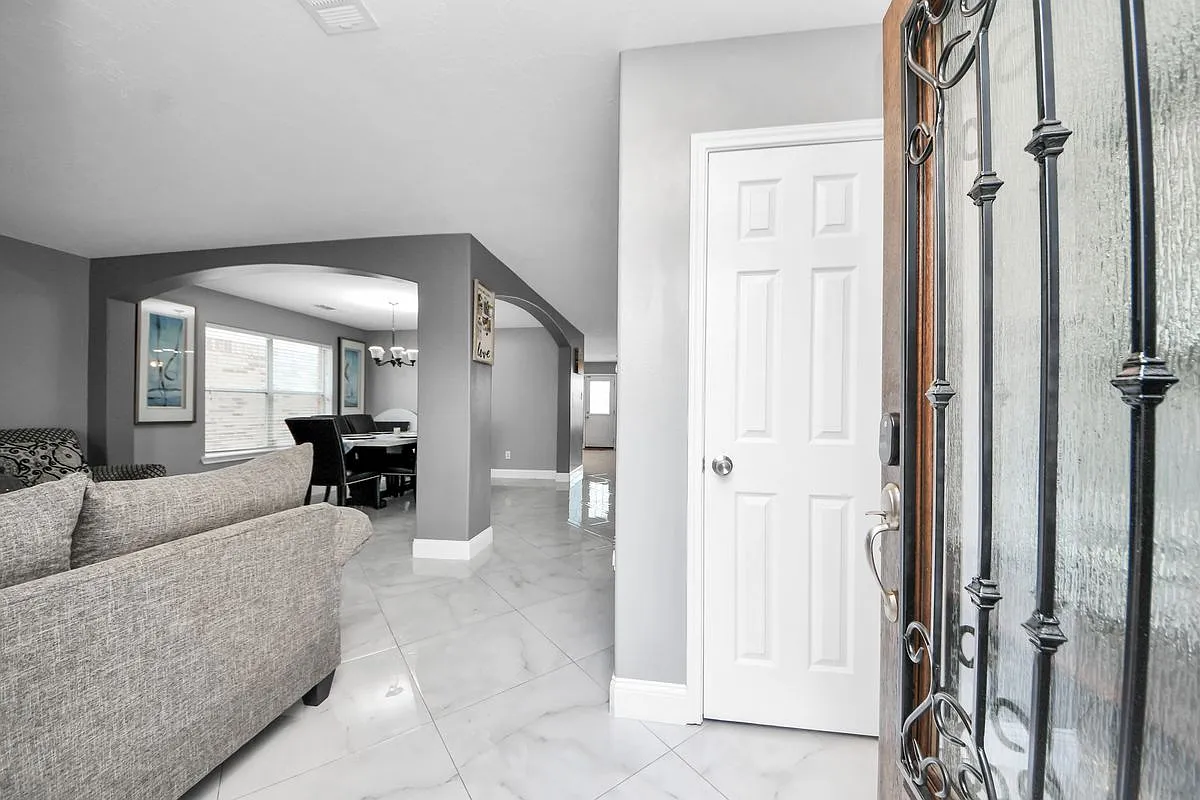 4 bed, 2.5 bath, 2678 sqft, $2,800 — Photo 2