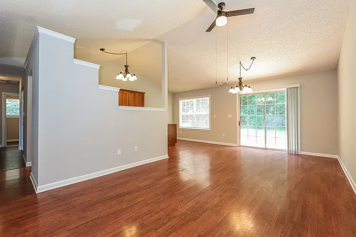 3 bed, 2.0 bath, 1260 sqft, $1,845 — Photo 2