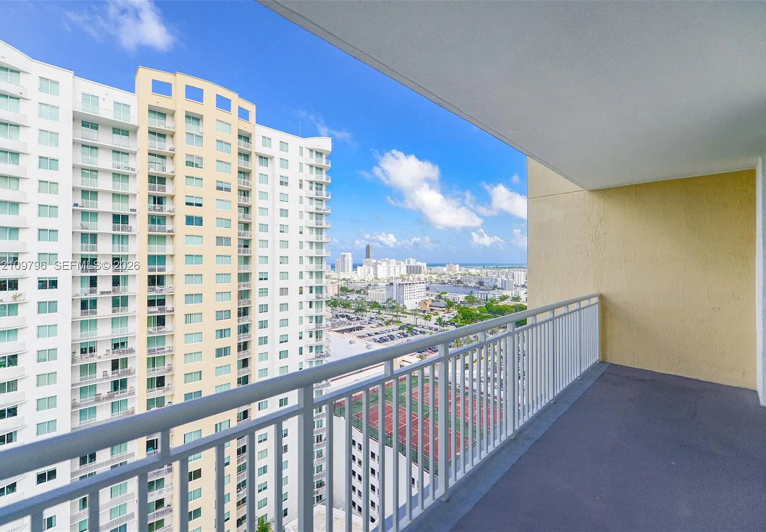 Duo Condominium West — Photo 3
