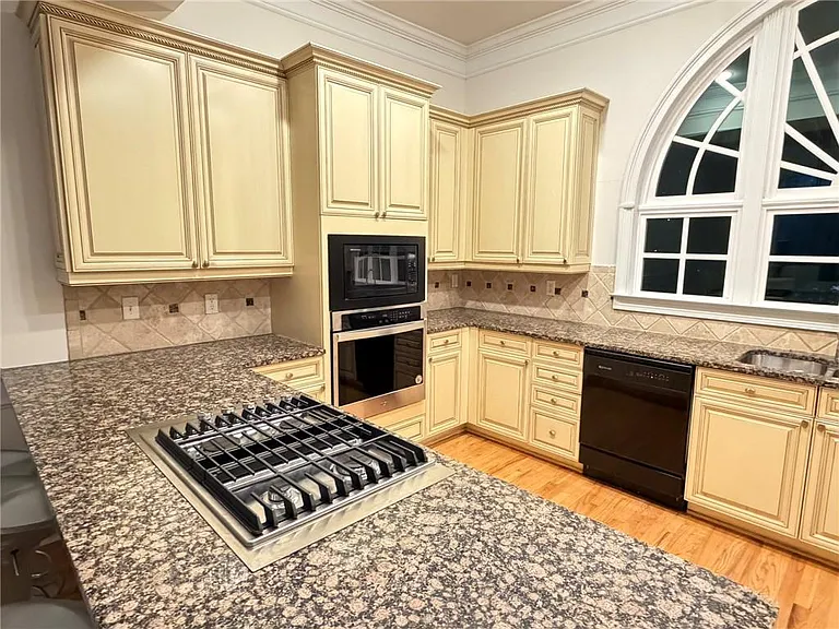 834 Clifton Heights Ln — Photo 2