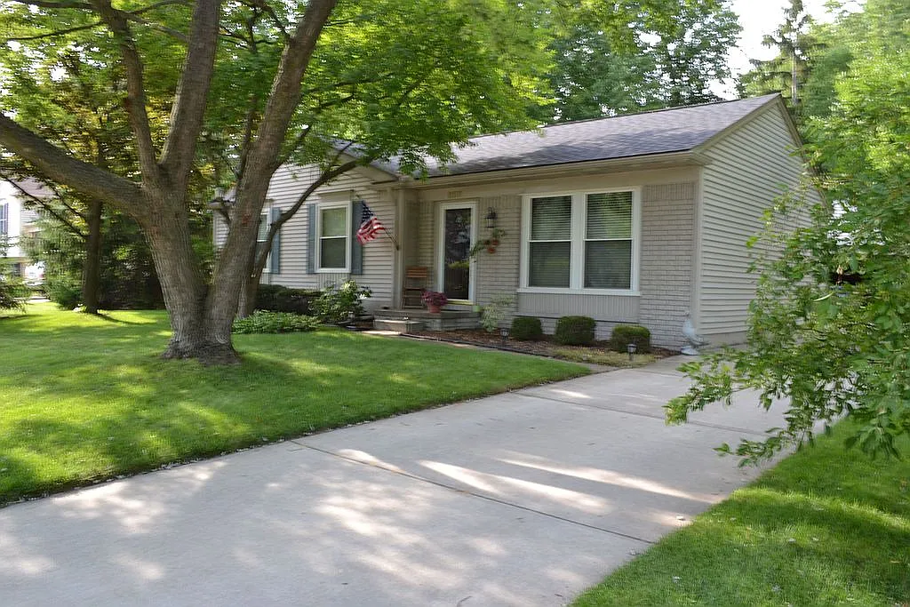 859 Hidden Ridge Dr photo 1
