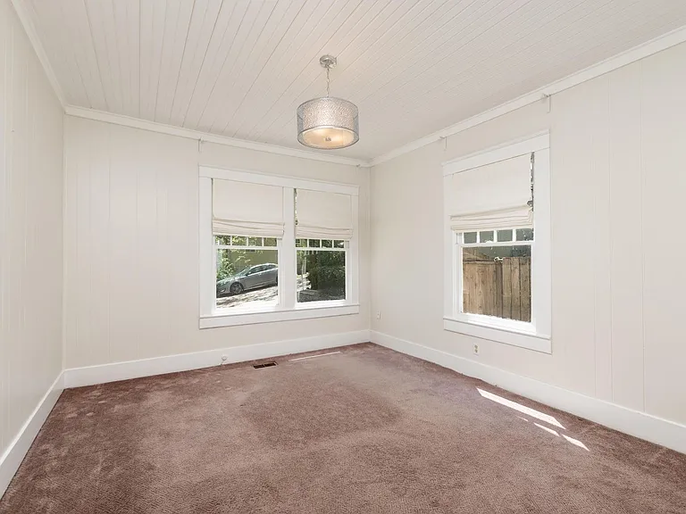 1109 Albany St — Photo 11