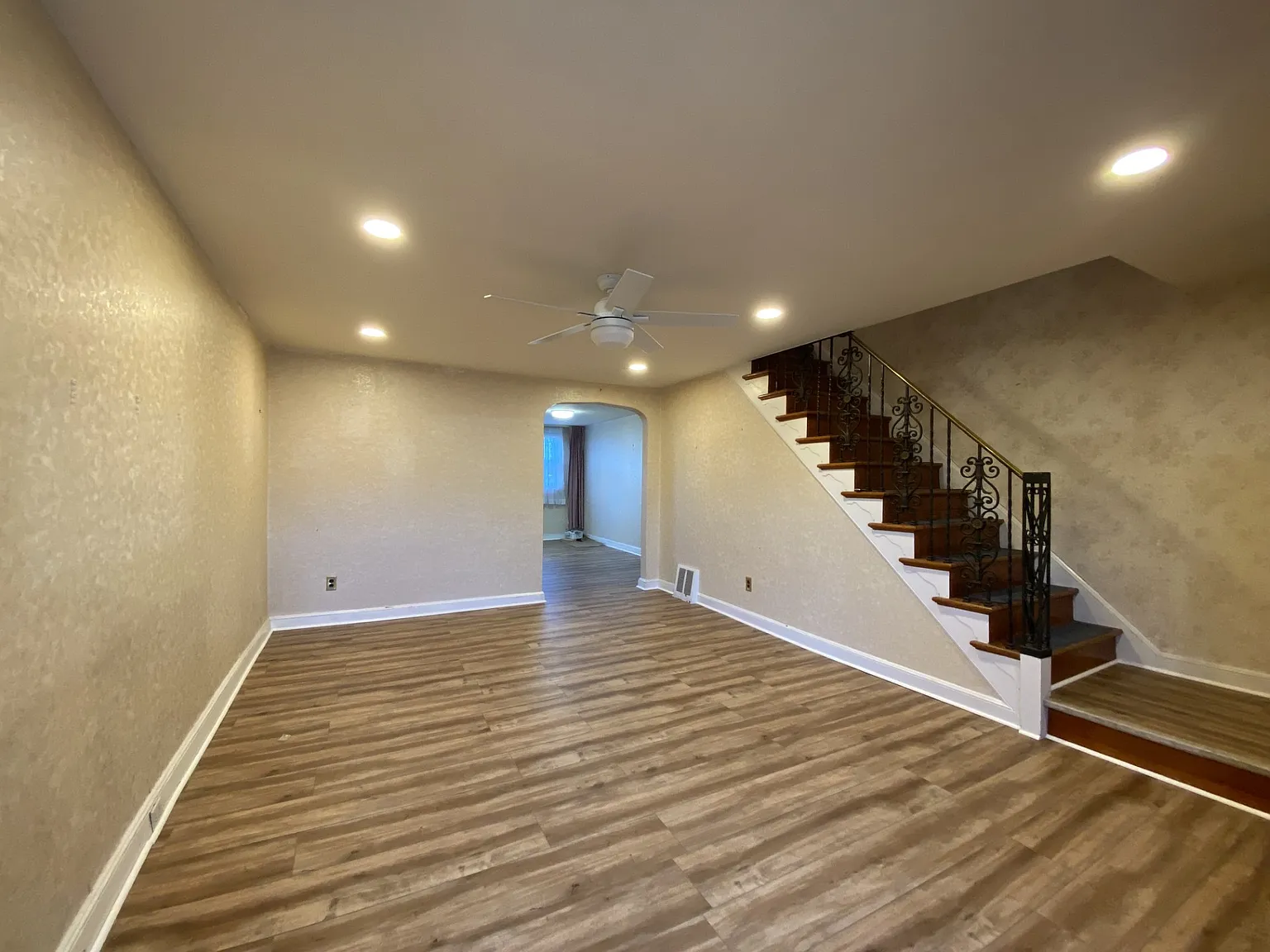 3 bed, 1152 sqft, $1,900 — Photo 2