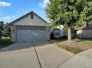 16341 Scenic Dr, Clinton Township, MI 48038
