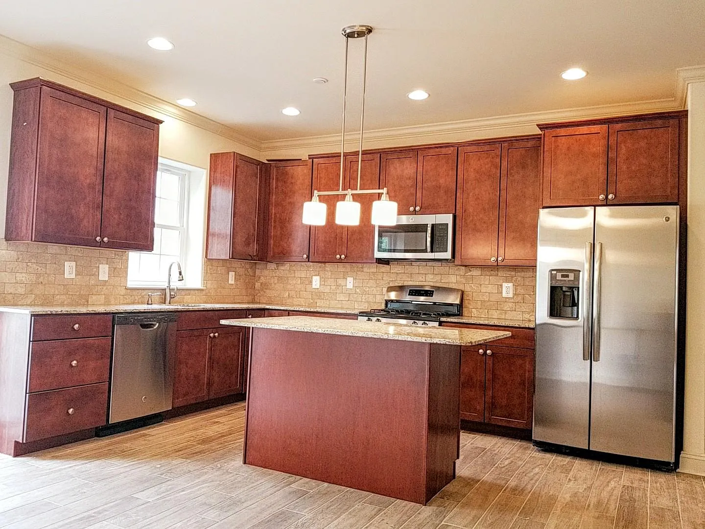 3 bed, 2400 sqft, $3,550 — Photo 2