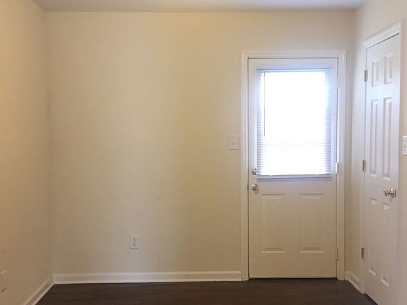 3rd image of 3502 Hedge Dr NE