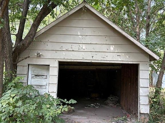 2nd image of 2423 Stevens Ave