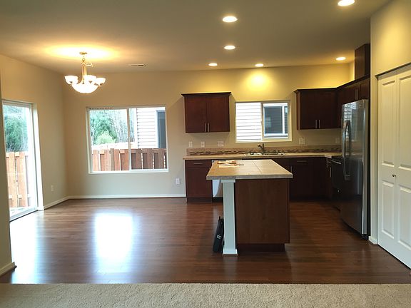 3rd image of 1679 43rd St NE