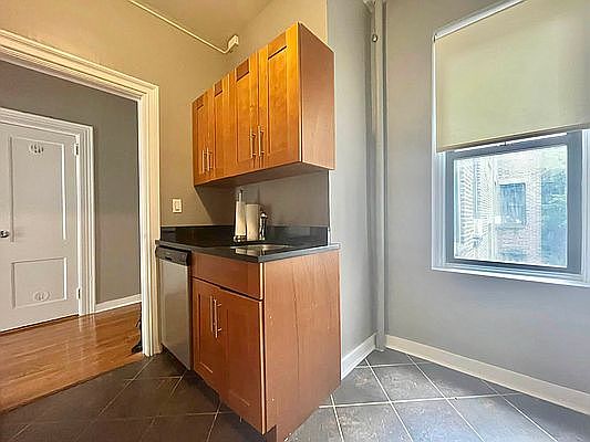 3rd image of 231 E 58th St APT 5B