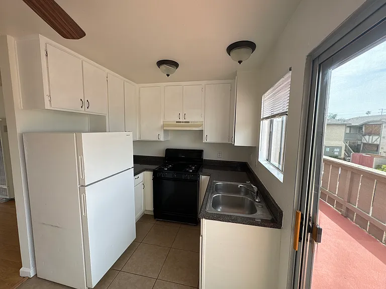 566 D St — Photo 11