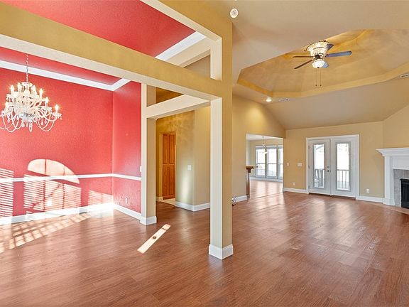4th image of 305 Bluff Dr