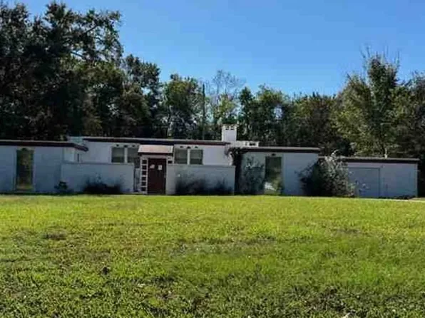 1901 Southwood Dr, Baytown, TX 77520