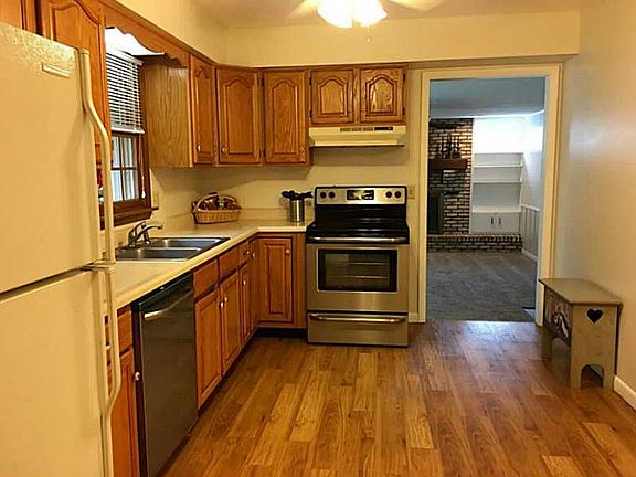 5th image of 1061 Cloverdale Dr