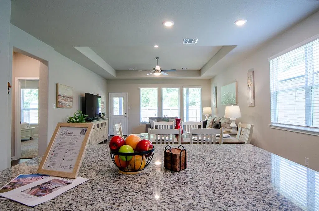 4 bed, 2.5 bath, 2313 sqft, $3,750 — Photo 3