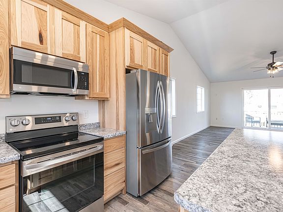 4th image of 913 4th St