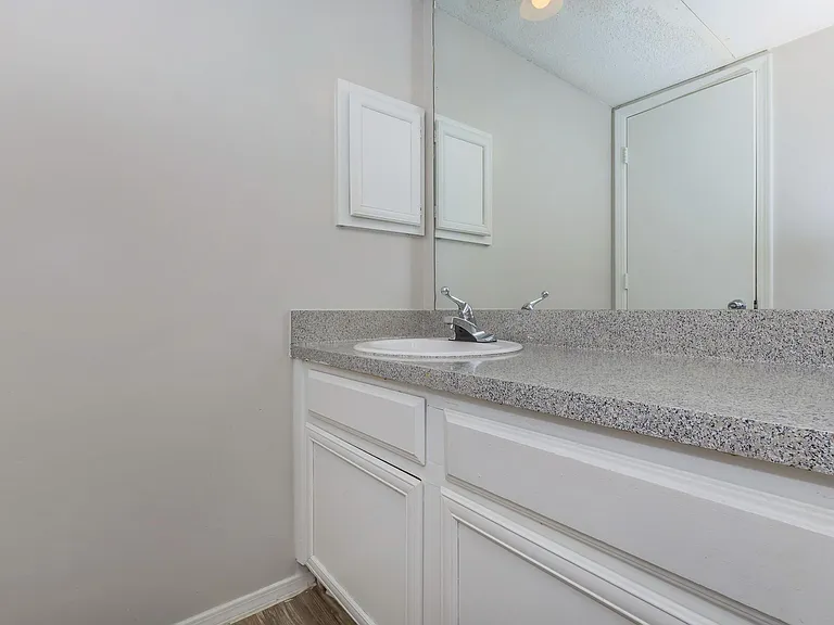 Lincoln Glens Apartments — Photo 40