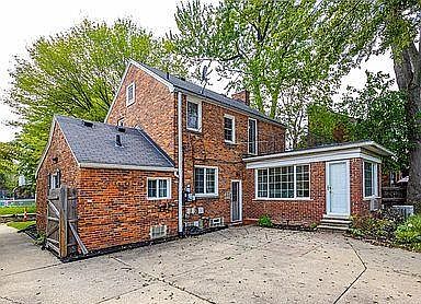 2nd image of 850 Loraine St