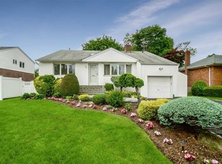 32 Irene Ln E, Plainview, NY 11803