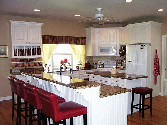 Beautiful Kitchen With Bar, Island, &amp; Lots of Room!