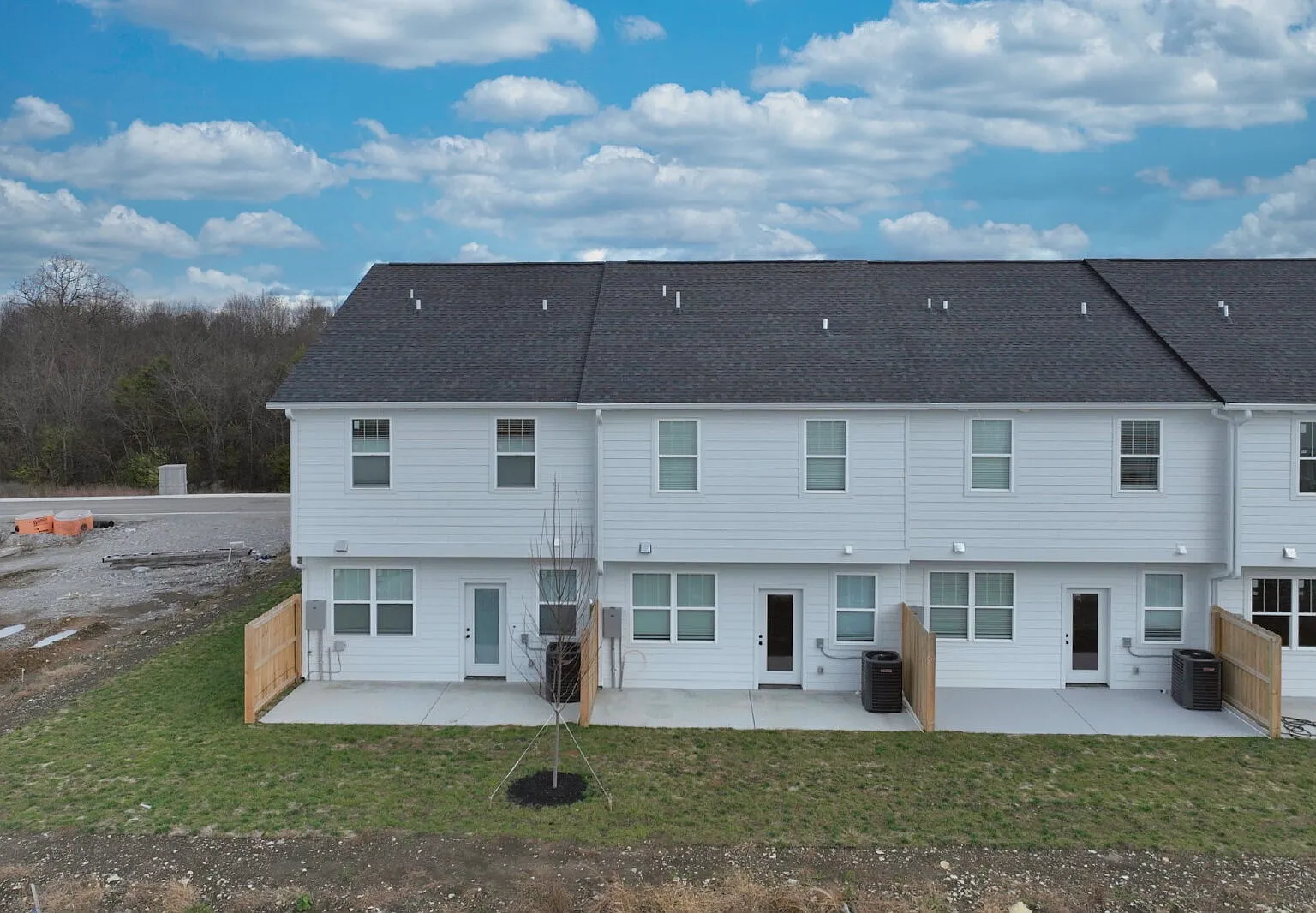 3 bed, 2.5 bath, 1517 sqft, $1,900 — Photo 2