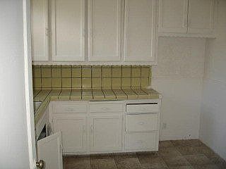 4th image of 1091 Sullivan Ave
