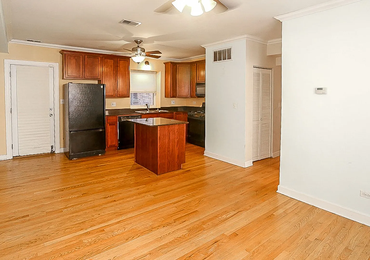 2 bed, 900 sqft, $3,495 — Photo 2
